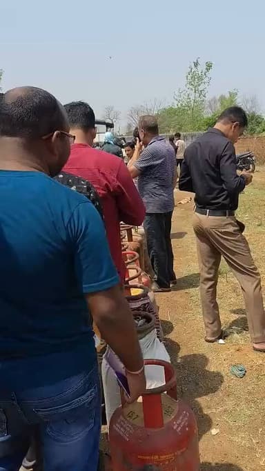 गोला में भारत गैस लेने के लिए लोगों का भीड़ डेढ़ सौ संख्या में लोग लाइन में लगे हुए हैं