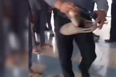 यह लो नकलचियों के नए निराले तरकीबें नकल करने की। ऋषिकेश के #aiims एम्स मे #mbbs के छात्र ने चप्पल के बीच में छिपाए मोबा...