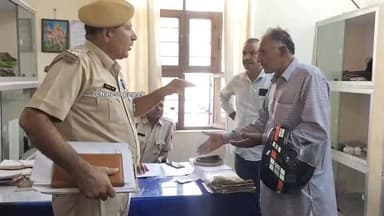 चूरू की दादाबाड़ी के पास से बाइक से पैसों से भरा थैला पार.. पीड़ित बैंक से ढाई लाख रुपए लेकर निकला था
#newschuru #vidiore...