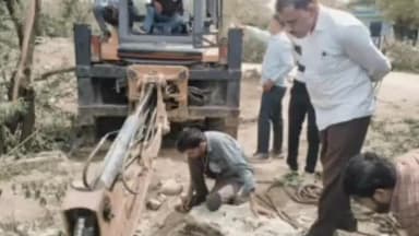 नैनवां: कुँए में गिरे दो सांडों को रेस्क्यू कर कुएं से बाहर निकाला, एक की हुई मौत