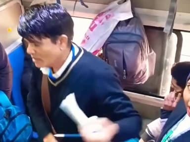 TT पैसे लेकर सीट बेच रहा था,
कैमरा देखकर भड़क गया, TT से सीधा जज बन गया
लेकिन मामला बढ़ते देख झोला उठाकर भाग गया #vide...