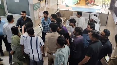 कानपुर_
#किदवई #नगर #स्थित #भार्गव #हॉस्पिटल में इलाज के दौरान महिला की हुई मौत। परिजनों ने मारपीट के साथ ही किया हंगामा...