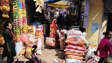 #जयनगर किराना गली में दुकानदारों के द्वारा रोड को अतिक्रमण कर कर रहे हैं दुकानदारी यह विडियो टिंकू किराना महावीर गिलास ह...