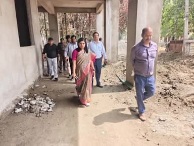 शिवहर: डीएम ने निर्माणाधीन भवनों और विकास योजनाओं का किया निरीक्षण, दिए कई दिशा-निर्देश