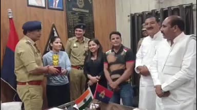 मुज़फ्फरनगर: भारतीय महिला कबड्डी टीम ने ढाका में चीनी ताइपे को हराकर लगातार दूसरी बार विश्व कप जीता, SSP ने किया सम्मानित