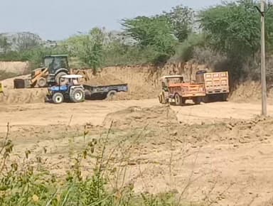 क्षेत्र में इस प्रकार हो रहा है मिट्टी का उत्खनन और इस प्रकार भरे जा रहे हैं ओवरलोड ट्रैक्टर
#swapnilwankhadeias #NewsU...