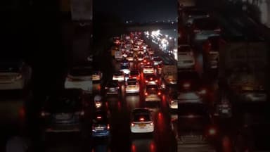 दिल्ली में बारिश की वजह से गुरुग्राम दिल्ली हाइवे पर लगा लम्बा जाम #Rain #delhincrweather #Traffic