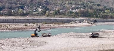 JCB कंपनी की मशीन से खोदी जा रही अलकनंदा नदी। रेता, बजरी पत्थर चोर उड़ा रहे नियमों की धज्जियां...
श्रीनगर में खनन कारोब...