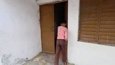 #मेरठ के मामेपुर प्राथमिक विद्यालय में मिड-डे-मील के लिए रखा करीब 10 क्विंटल गेहूं सड़ गया
स्टोर की चाबी सस्पेंडेड शिक्षक के पास थीं जो उसने दिया नहीं