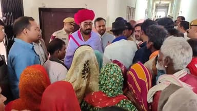 बारां जिला प्रभारी मंत्री ओटाराम देवासी को मिनी सचिवालय में महिलाओं ने पेयजल को लेकर बताई अपनी समस्या।।
#CMORajasthan #c...