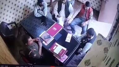 #आगरा : एसएसआई जितेंद्र यादव हुए सस्पेंड रिश्वत लेने के मामले में हुई कार्रवाई रिश्वत लेने का वीडियो हुआ था वायरल
DCP पश...