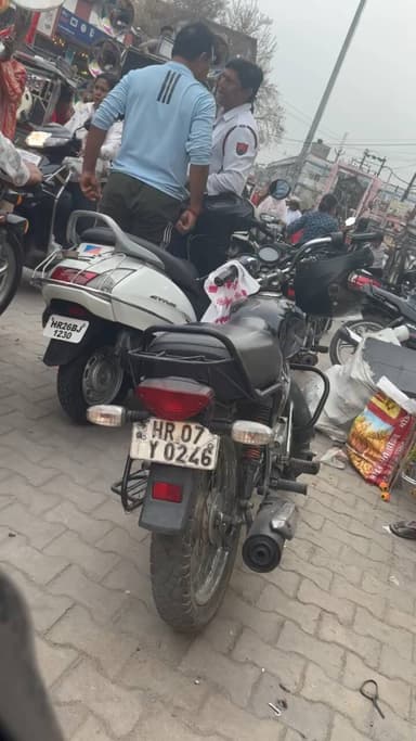 police wala Se batmiji kar raha tha