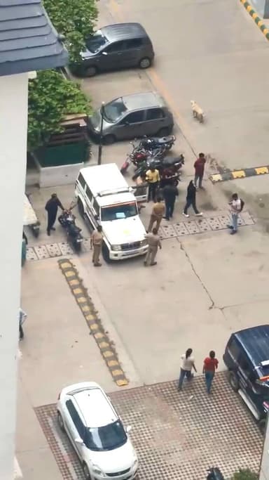 #गाजियाबाद ::महागुणपुरम सोसाइटी में सनसनी
फ्लैट से मां की 4 दिन पुरानी लाश बरामद,
42 वर्षीय बेटे ने हाईराइज से कूदकर की आत्महत्या