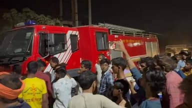 चंदौली के रामनगर में प्लास्टिक की बोरी बनाने वाली फैक्ट्री में लगी भीषण आग. आरके चौधरी की है फैक्ट्री #Chandaulinews #Ch...