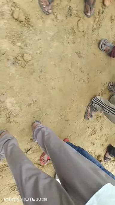 जिला मेरठ तहसील सरधना ग्राम पंचायत कलन्द तालाब पर गलत काम हो रहा हैं
तालाब खसरा नंबर 1011