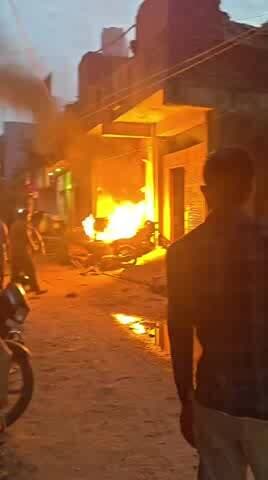 लुहारिया में भीषण हादसा टला गैस सिलेंडर ने पकड़ी। आग गांव के स्थानीय लोगों ने मशक्कत से बुझाई आग एक घायल