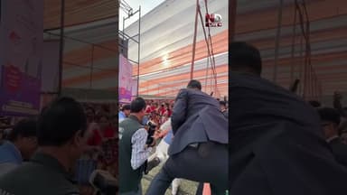 बेकाबू हुई भीड़ सुरक्षा घेरा टूटा CM के लिए दीवानगी देखें LIVE तस्वीरें #AssamPolitics #PublicOutrage