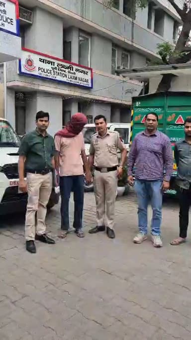 प्रीत विहार: लक्ष्मी नगर थाना पुलिस ने घरों से मोबाइल चोरी करने वाले शातिर बदमाश को किया गिरफ्तार