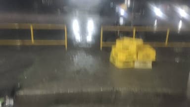 मधुबनी में बारिश होने से बाजार में पसरा सन्नाटा। अचानक बारिश होने से लोग जल जमाव और कीचड़ से परेशान।