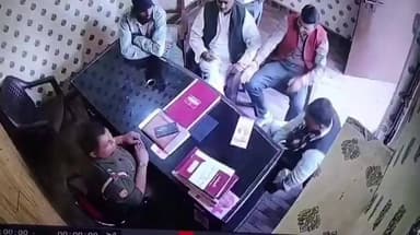 #यूपी: आगरा में #थाने के भीतर #दरोगा जी ने डायरी आगंतुकों की ओर सरकाई, आगंतुकों ने #डायरी में कुछ रखा और डायरी दरोगा जी ...