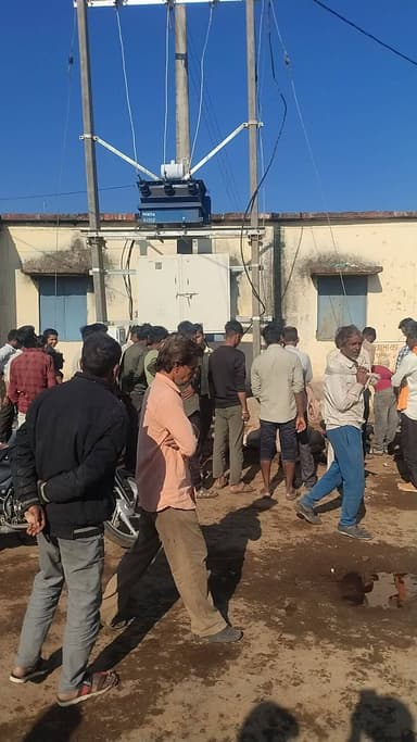 रायसेन जिला के गैरतगंज तहसील
के ग्राम रामपुरा कलां में लाफार
वहीं के कारण लगा पशु को करेंट