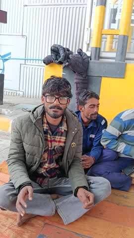 #टोल प्लाजा पर टोल कर्मचारियों ने सैलरी नहीं बढ़ाने पर लगाया धरना