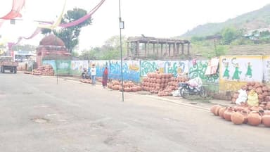 अंजनी माता मंदिर पर मेला महोत्सव प्रारंभ, मिट्टी के घड़ों की सजीं दुकानें
Inside Shivpuri #insideshivpuri