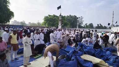 #रूद्रपुर - कड़ी सुरक्षा के बीच कुछ देर बाद शुरू होगी #ईद की #नमाज , हाथो में काली पट्टी बांध कर पहुंच रहे #मुस्लिम_समाज ...