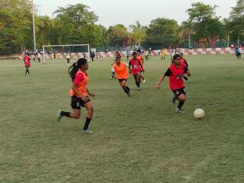 बरेका में महिला फुटबॉल नर्सरी की जूनियर और सीनियर टीमों के बीच खेला गया रोमांचक मुकाबला!
जूनियर टीम ने सीनियर टीम को 2–0 से हराकर शानदार जीत दर्ज की।
#खेलो_इंडिया
@railminindia