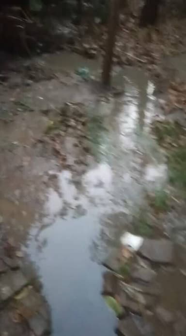 मोदनगंज के छोटकीमठ बाजार में पहनीचर के दुकान में बारिश के पानी पड़ने से और नाली के पानी पहनीचर के दुकान में घुश गया है