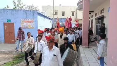 बैंड-बाजों के साथ निकाली #ईशर_गणगौर की शाही सवारी
#बहरोड़ के #तसींग गांव में गणगौर की 400 साल पुरानी परंपरा को निभाते हुए...