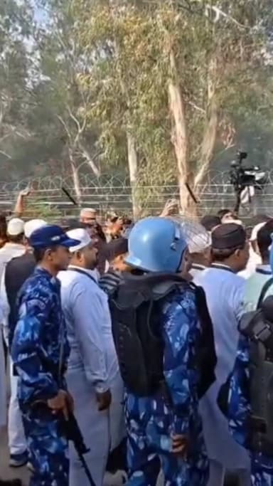 सीलमपुर: उत्तम नगर में ड्यूटी पर तैनात पुलिस और सुरक्षा बलों पर मुस्लिम समाज के लोगों ने बरसाए फूल