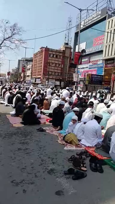 यह रांची का हरमू रोड और रातू रोड का वीडियो है जिसमें रोड को जाम किया गया था जानबूझकर के जिसमें आमलोगों को परेशानी हुई