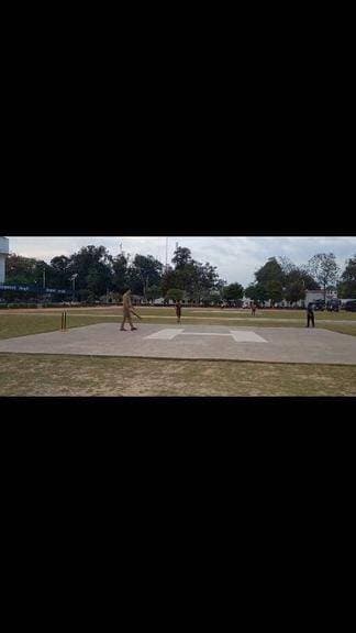 👉पैनी गेंदबाजी पर #एसपी सर के धाकड़ शॉट।
यह तस्वीरें आज शाम यूपी के #शाहजहांपुर रिजर्व पुलिस लाईन की,जहां #बॉलिंग हमारे...