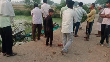 gadi jatvan gadi khirana me aaj road tutane se teractar pati ka bhra hua hai