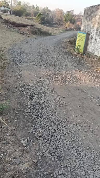 ग्राम पंचायत बोरवानिया सड़क अधूरा पड़े पूरा करने का कष्ट करें लोगों को आने-जाने में परेशानी हो रही है