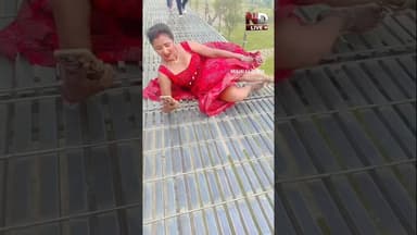 हवा के झोंके ने महिला के नीचे के दिखाई पुरी बदन 😱 #Shorts #BhojpuriShorts #ViralVideo #Suspense