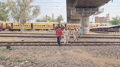 हनुमानगढ़: जंक्शन के ओवर ब्रिज के नीचे ताश के पत्तों पर दाव लगाते दो युवकों को जंक्शन पुलिस ने किया गिरफ्तार