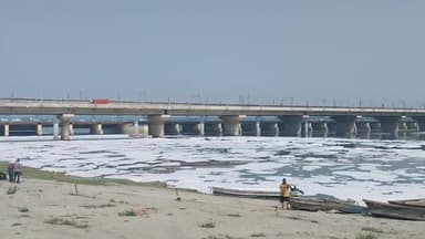 डिफेन्स कॉलोनी: आज रविवार को भी यमुना नदी में बड़े पैमाने पर सफेद झाग तैरता दिखा