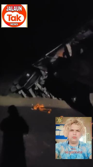 जालौन जिले के कोटरा कस्बे में शुक्रवार, लकड़ी से लोड ट्रक पलटा