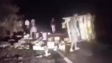 रायसेन जिला के सिलवानी तहसील से अनियंत्रित होकर पलटी पिकअप। लाखों का सामान सड़क पर बिखर गया।