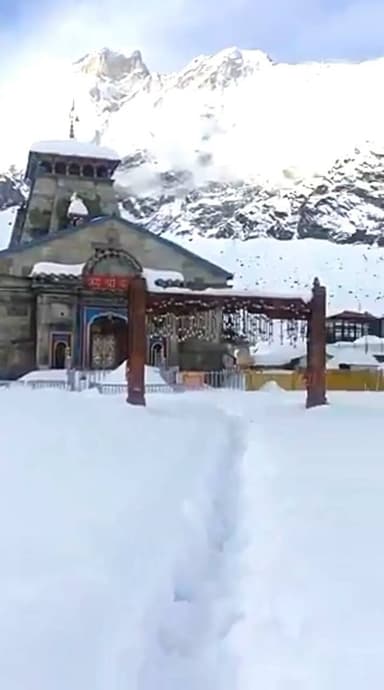 #केदारनाथ धाम में लगातार भारी बर्फबारी से पूरा धाम बर्फ की मोटी चादर से लिपट गया है. भारी बर्फबारी के बीच उत्तराखंड पुलिस