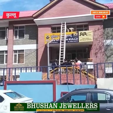 पुलिस स्टेशन की छत पर कैसे पहुंची महिला? 🤔
नशे में कूदने की कोशिश… अचानक फिसला पैर!
#ViralVideo #BreakingNews #TrendingN...