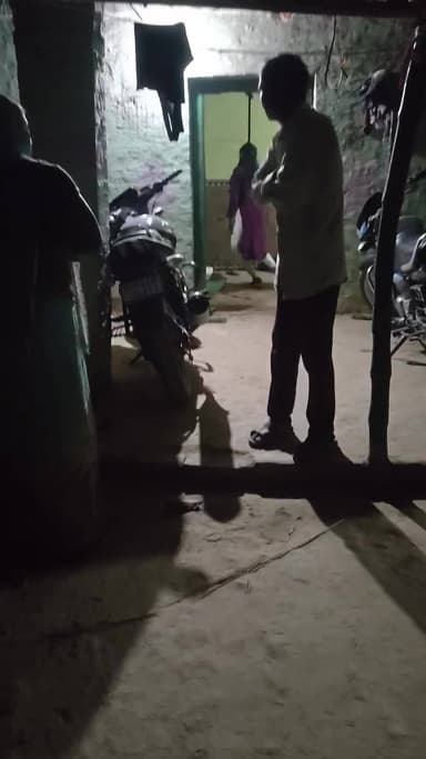 Gram Annpurna Nagar Randauli me aaj takriban Rat 11 bje Shivani kumari name ki ladki apne ghar me kamre ka darwaja bandk