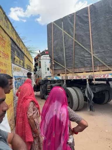 नांदिया कल्लन गाव के बीच में गोलाई होने के कारण ट्रेलर फ़स गया आए दिन ऐसी घटना होती रहती हैं कृपया संज्ञान में लें