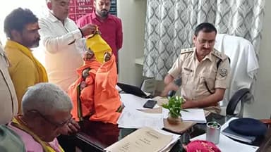 मशरक: चोरी हुई मूर्ति को पुलिस ने थाना परिसर में कमेटी को सौंपा, निकाला गया भव्य जुलूस