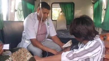 गढ़मुक्तेश्वर: गांव रतूपुरा में अपने मामा के यहां आए युवक को सांप ने काटा, युवक सांप को पकड़कर अस्पताल लेकर पहुंचा