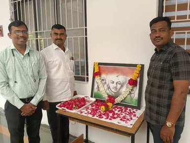 आज रोजी पोलीस आयुक्त कार्यालय, सोलापूर शहर येथे शहीद भगतसिंग,राजगुरू, सुखदेव यांच्या प्रतिमेस पुष्पहार अर्पण करून शहीद ...