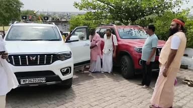 छतरपुर नगर: 102 वर्षीय संत राजा रामाचार्य जी का छतरपुर आगमन, जानराय टोरिया मंदिर में भव्य स्वागत