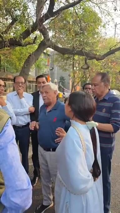 प्रीत विहार: पार्षद मुनेश डेढ़ा ने वसुंधरा एंक्लेव में अधिकारियों के साथ किया दौरा